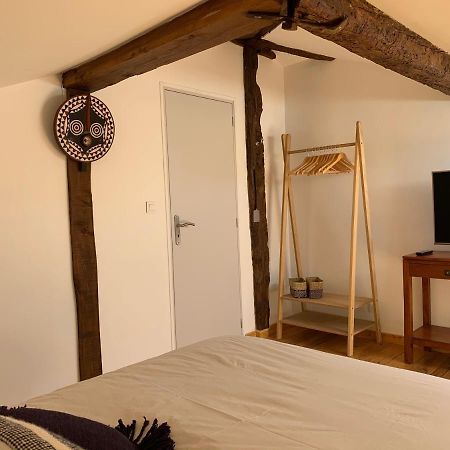 La Vue sur le Clocher Auriac-sur-Vendinelle Extérieur photo