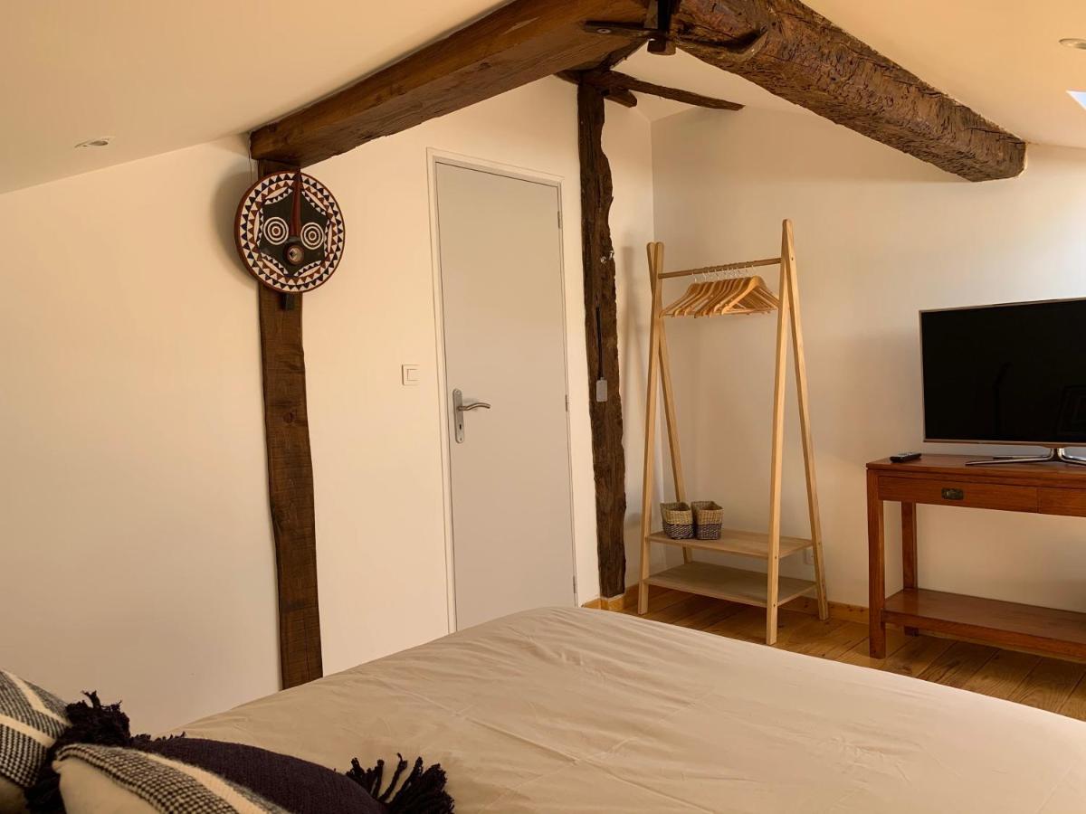 La Vue sur le Clocher Auriac-sur-Vendinelle Extérieur photo