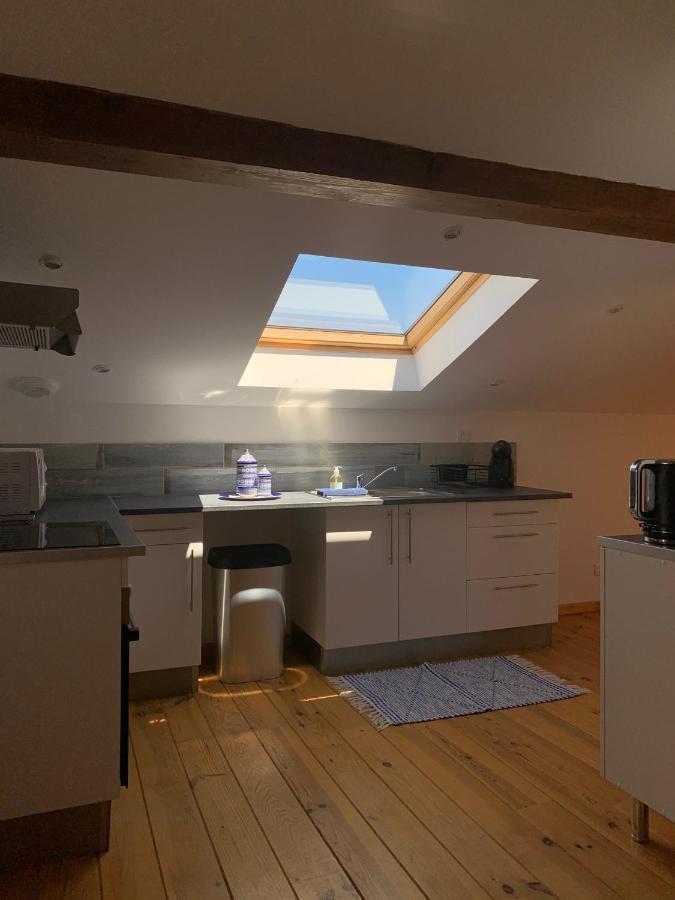 La Vue sur le Clocher Auriac-sur-Vendinelle Extérieur photo