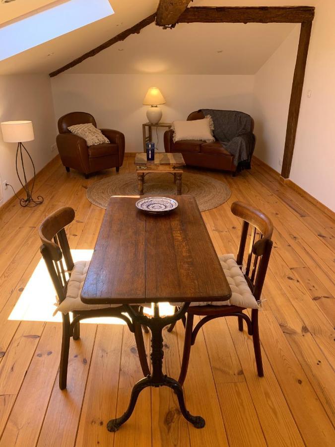 La Vue sur le Clocher Auriac-sur-Vendinelle Extérieur photo