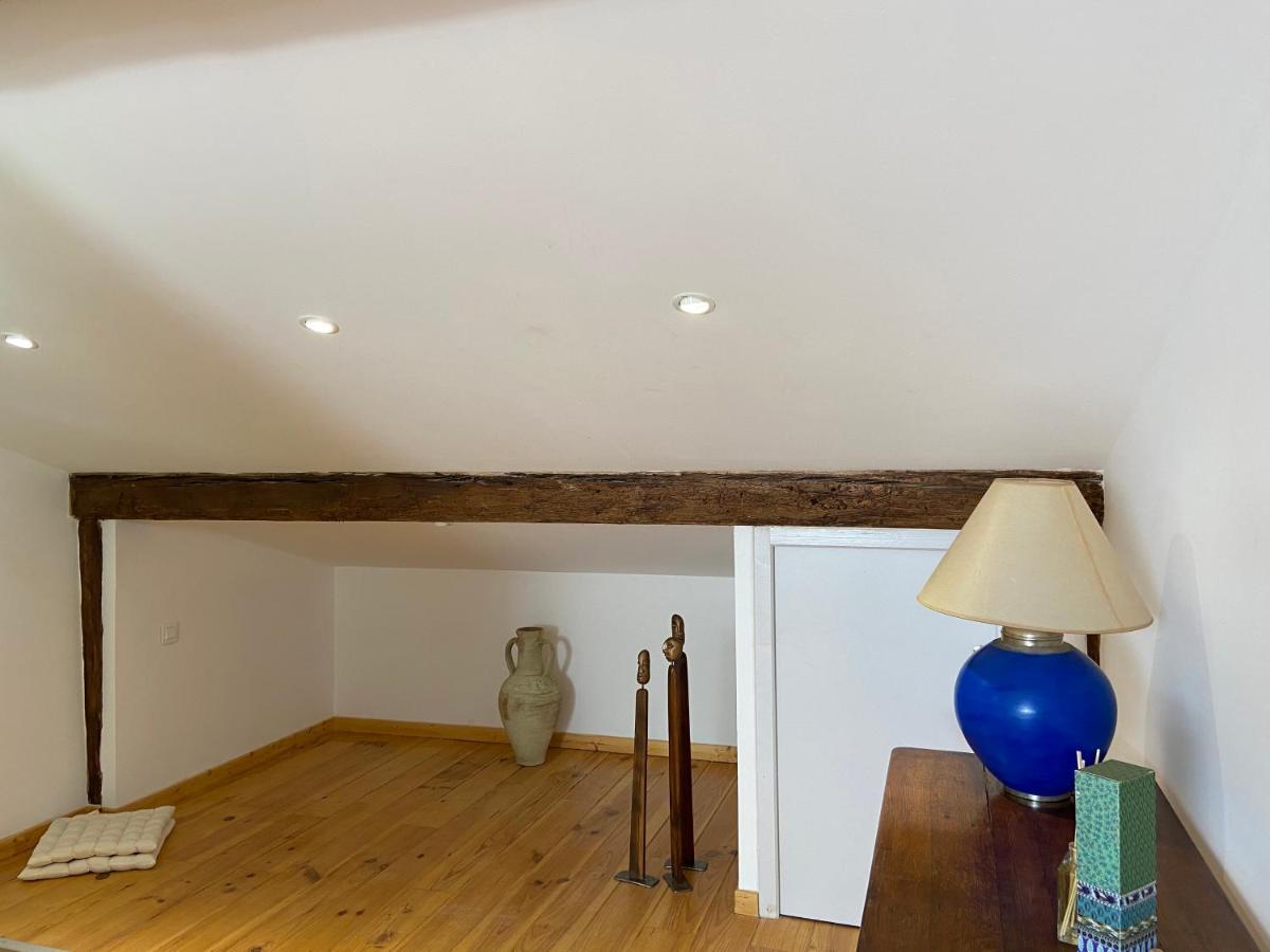 La Vue sur le Clocher Auriac-sur-Vendinelle Extérieur photo